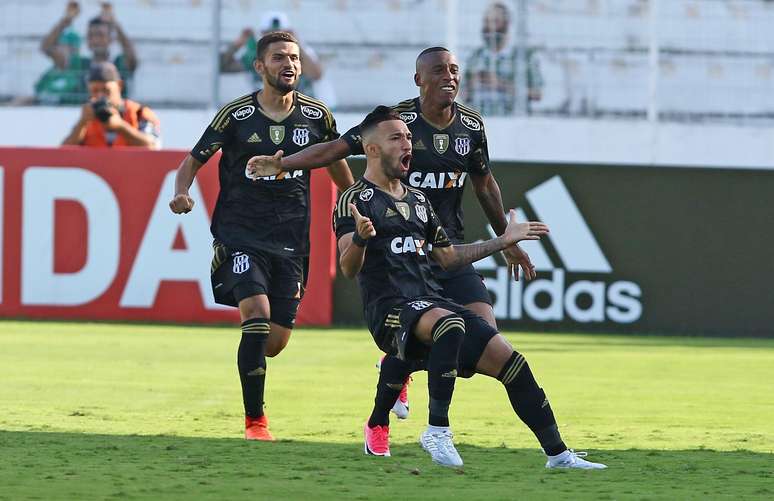 Jefferson comemora o gol que marcou na vitória da Ponte Preta por 3 a 0 sobre o Palmeiras, em Campinas (SP)