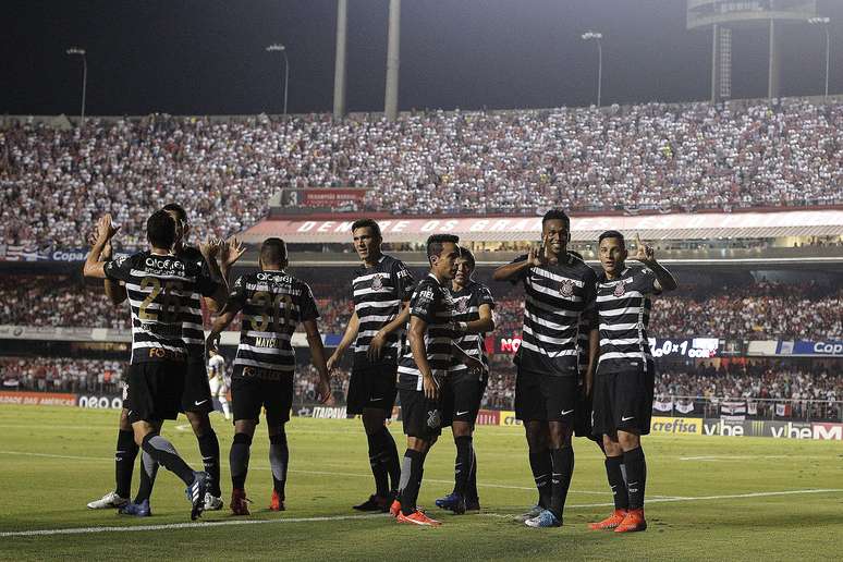 Jogadores do Corinthians comemoram o gol anotado por Jô na vitória de 2 a 0 do Corinthians sobre o São Paulo pela primeira partida da semifinal do Paulistão