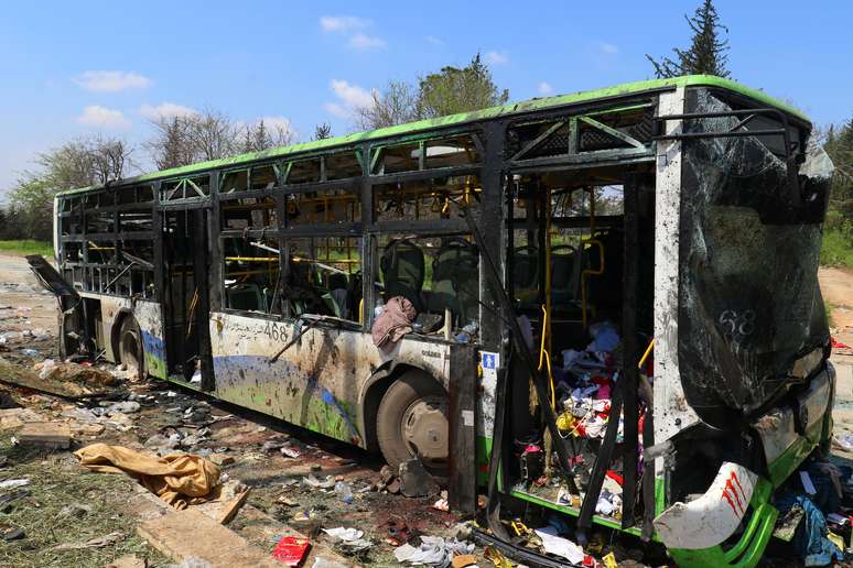 Os ônibus que carregavam sírios evacuados das zonas de conflitos ficaram destruídos