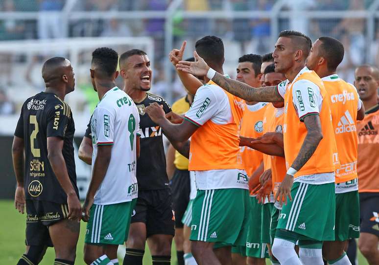 Partida teve 'empurra-empurra' entre Pottker e jogadores do banco de reservas do Palmeiras