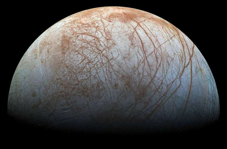 Europa, lua de Júpiter, tem um oceano de água salgada sob uma grossa camada de gelo