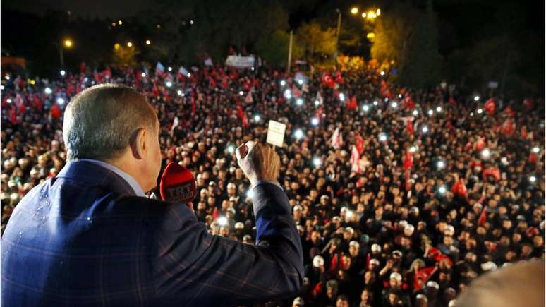 Para Erdogan e seus simpatizantes, a substituição do sistema parlamentar por um presidencial, que aumenta os poderes do Executivo, é uma forma de modernizar o país.