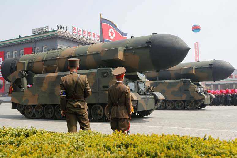 Coreia do Norte mostra seu poderio bélico durante desfile militar