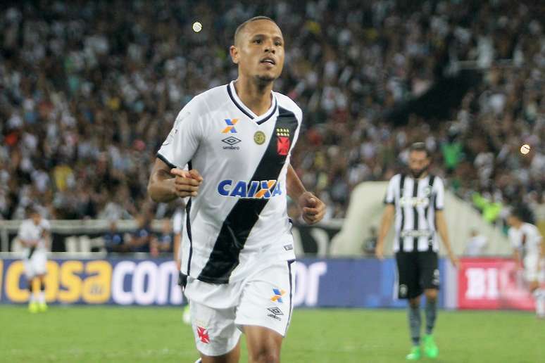 Luis Fabiano comemora o gol que anotou na vitória do Vasco sobre o Botafogo na final da Taça Rio