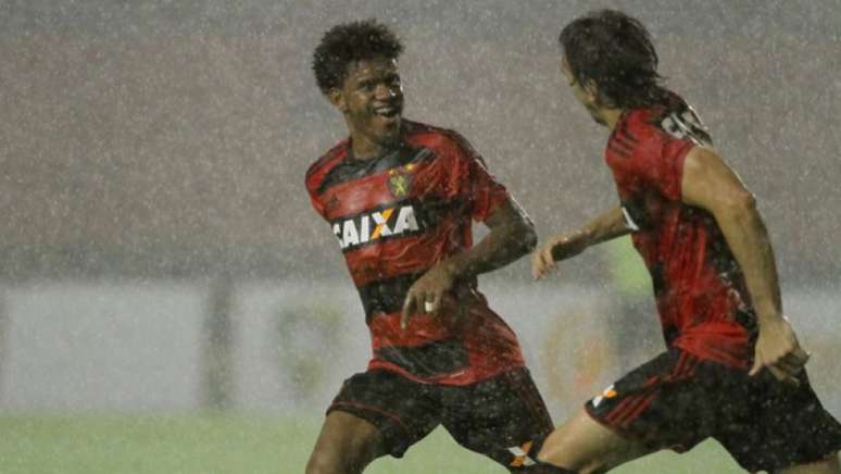 Rithely e Juninho marcaram os gols do Sport na vitória por 2 a 1 em cima do Joinville (Marlon Costa/ Pernambuco Press)