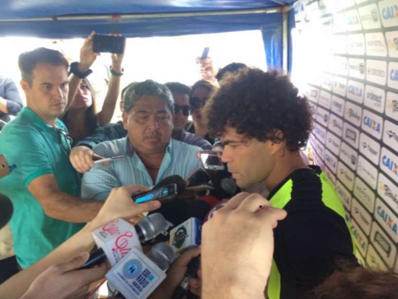 Camilo concedeu entrevista coletiva nesta terça-feira, no Equador (Foto: Reprodução-Twitter)
