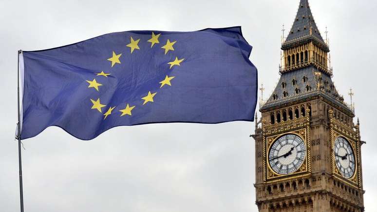 'Jogo político' ameaça futuro do Brexit, disse May