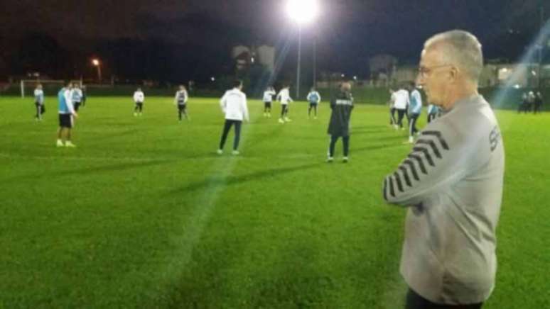 Dorival comandou último treino nesta terça, em Bogotá (Foto: Divulgação / Santos FC)