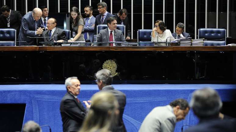 Congressistas buscam forma de articulação por 'sobrevivência' da classe política após lista de Fachin