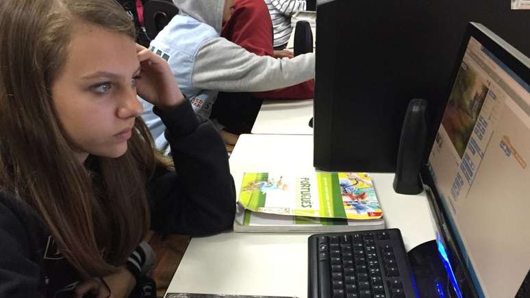 Estudantes de 15 anos no Brasil passam mais de três horas (190 minutos) por dia na internet fora da escola