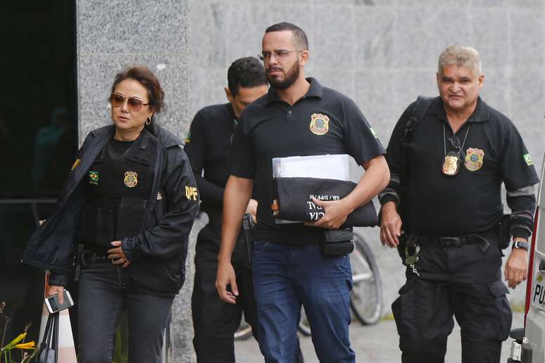 Movimentação na sede da Polícia Federal em São Paulo (SP), durante a Operação Conclave, deflagrada na manhã desta quarta-feira (19). A PF informou que o objetivo da ação é investigar a aquisição possivelmente fraudulenta de ações do Banco Panamericano pela Caixa Participações S.A. (Caixapar).