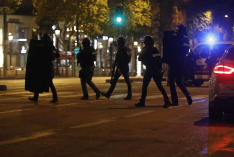 Autor dos disparos na Champs-Elyssés queria atingir os policiais