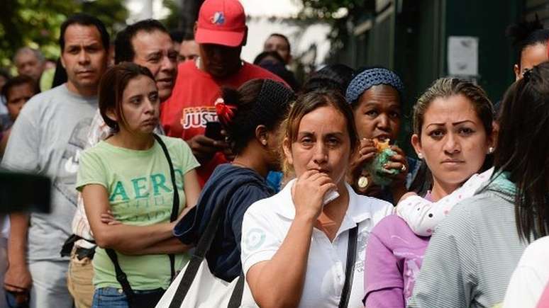 Os venezuelanos se acostumaram a ficar em filas para comprar produtos básicos