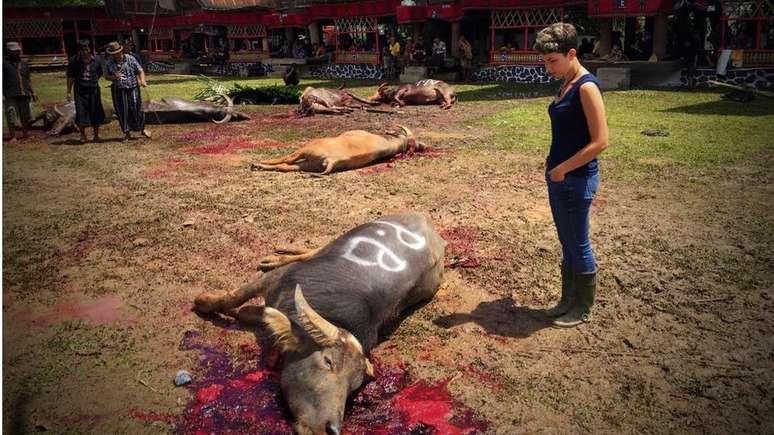 B&uacute;falos s&atilde;o sacrificados como parte do ritual de enterro dos mortos; eles seriam respons&aacute;veis pela jornada das almas do mundo f&iacute;sico ao espiritual
