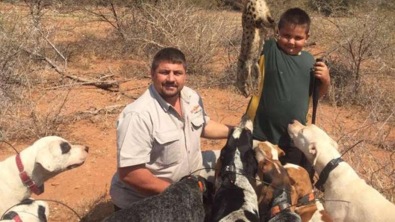 Os restos mortais do caçador sul-africano Scott van Zyl, que estava desaparecido desde 7 de abril, foram achados em dois crocodilos no Zimbábue