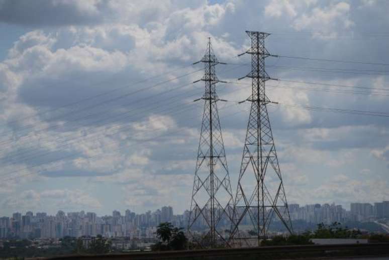 Linhas de transmissão de energia do sistema elétrico