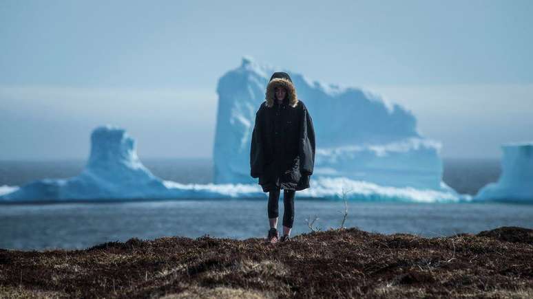 Turistas visitam Ferryland para ver de perto um iceberg 