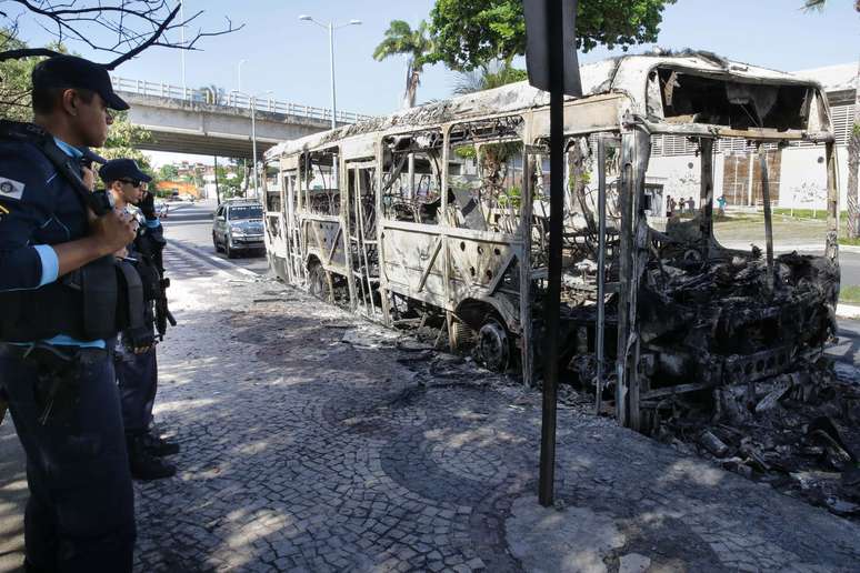 Ônibus incendiado Barra do Ceará, em Fortaleza (CE), nessa quarta-feira (19).