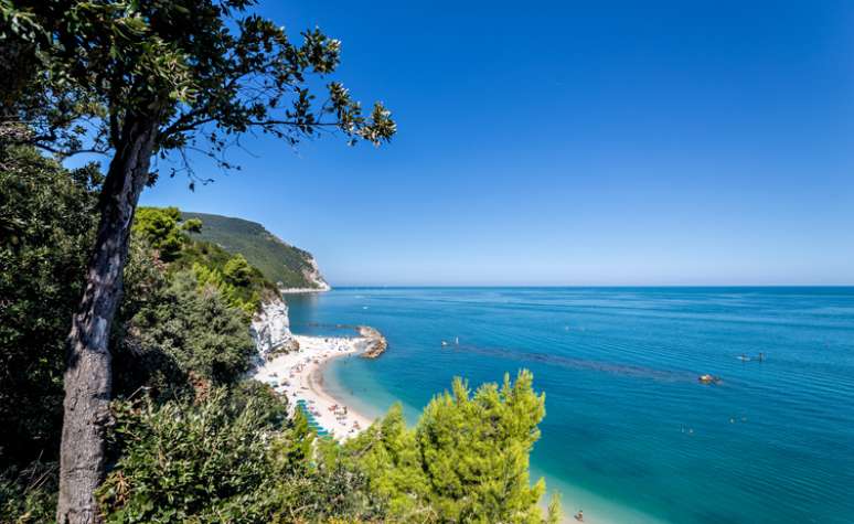 Panorama do mar e das montanhas no parque Monte Conero, na Itália