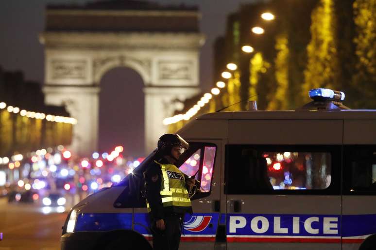 Tiros de arma de fogo foram ouvidos na noite desta quinta-feira (20) na Champs-Élysées, a avenida mais célebre de Paris, capital da França.   