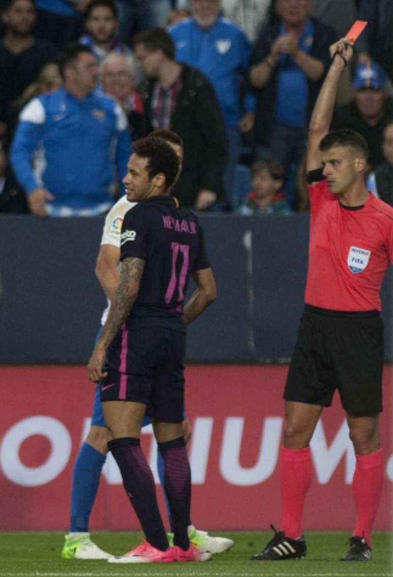 Neymar levou o cartão vermelho contra o Málaga (Foto: Jorge Guerrero / AFP)