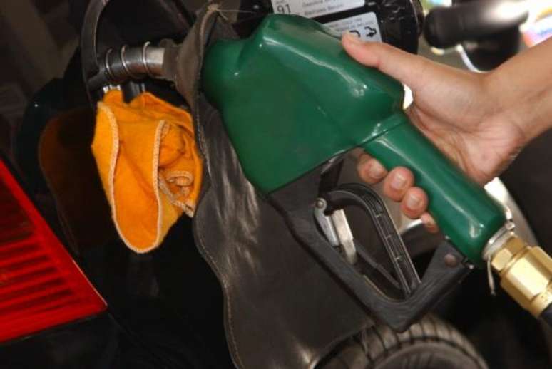 A Petrobras decidiu nesta segunda-feira aumentar o preço médio do diesel nas refinarias em 2,7% e elevar o da gasolina em 1,8%