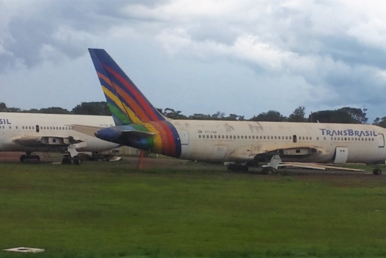 Leiloados em setembro de 2013, dois Boeings 767 da Transbrasil continuam na área de manobras do Aeroporto Internacional Juscelino Kubitschek, em Brasília