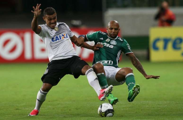 Felipe Melo disputa bola com William Pottker - Cesar Greco/Palmeiras