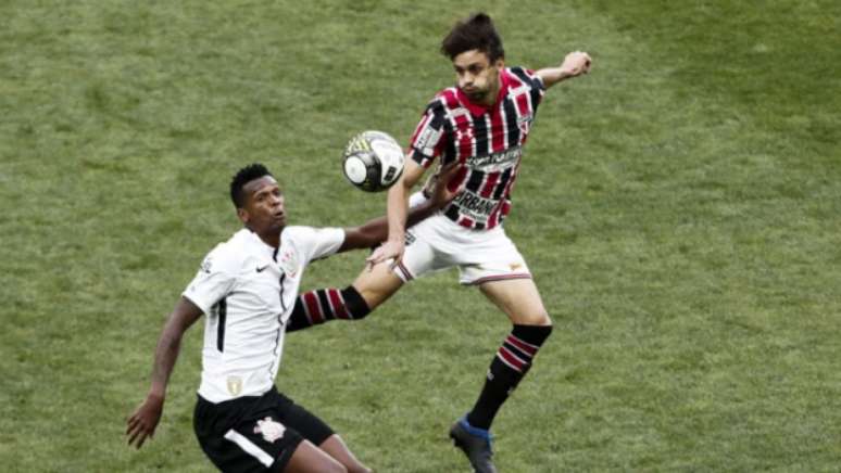 Rodrigo Caio disputa bola no jogo aéreo com Jô na partida realizada na Arena Corinthians(Foto: Miguel SCHINCARIOL)