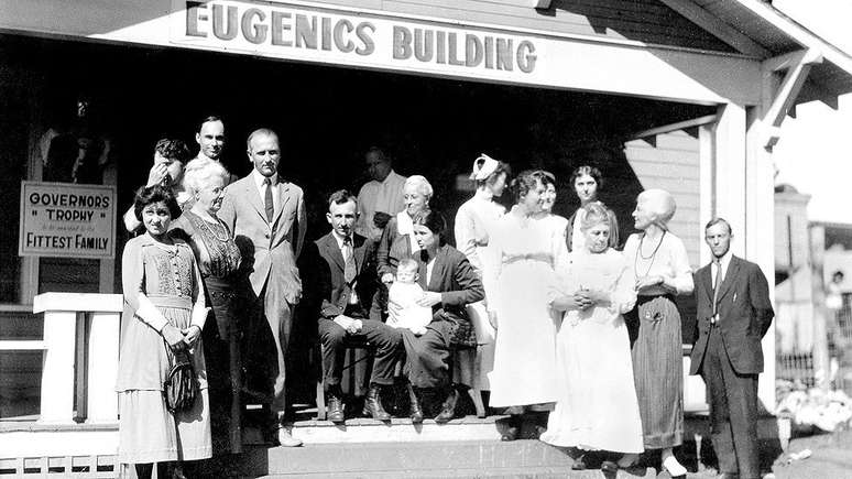 Alguns dos participantes do concurso "família mais apta" no estado do Kansas, nos anos 1920