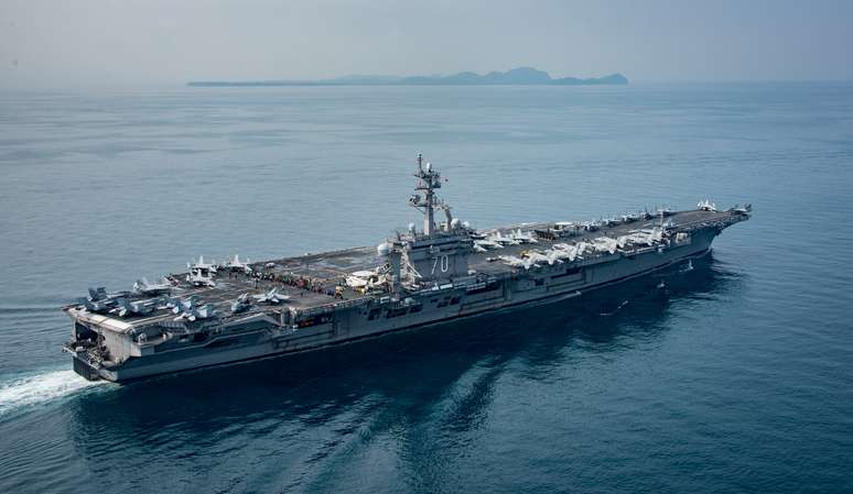 Porta-aviões USS Carl Vinson, realiza exercícios militares com o Japão antes de seguir para a península coreana.