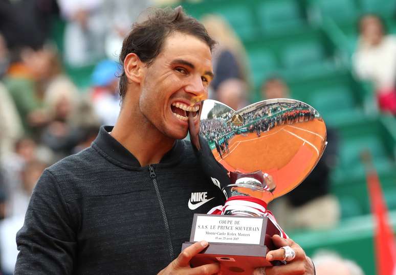 Rafael Nadal posa com o troféu de campeão em Monte Carlo