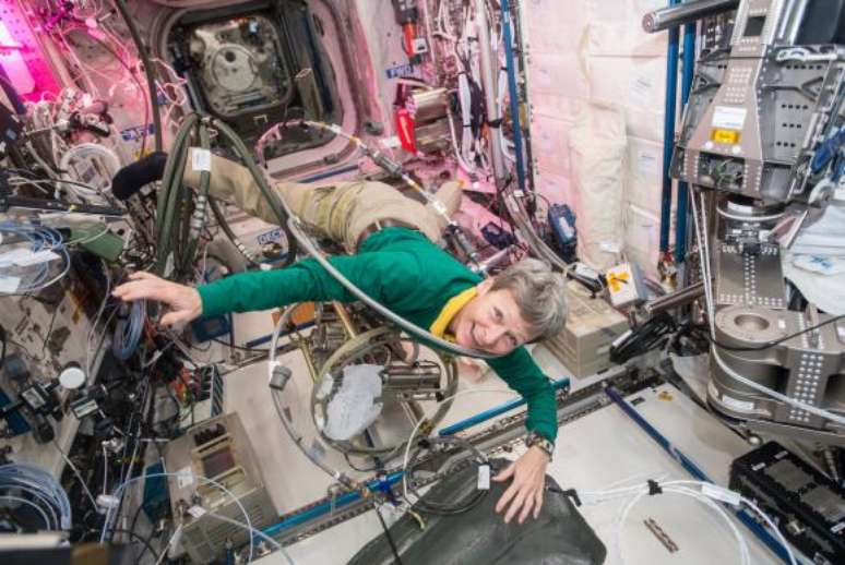 Peggy acumula recordes e chega hoje à marca dos 535 dias no espaço, feito inédito entre os astronautas dos Estados Unidos 