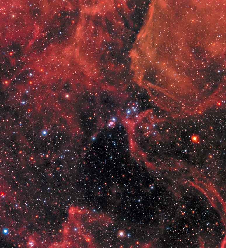 Imagem da Supernova 1987A, que pode ser vista no centro da foto. Localizada na Grande Nuvem de Magalhães, uma galáxia anã que orbita em torno da Via Láctea