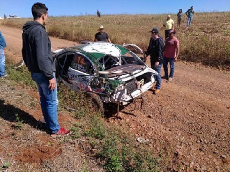Carro de Paulo Nobre ficou destruído após o acidente (Foto: Reprodução Twitter/RallyBrasileiro)