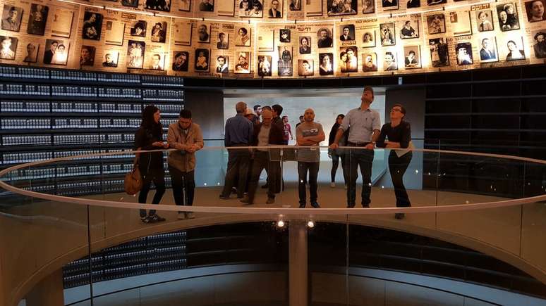 Detalhes sobre a vida de milhões de vítimas são mantidos no Salão de Nomes de Yad Vashem.