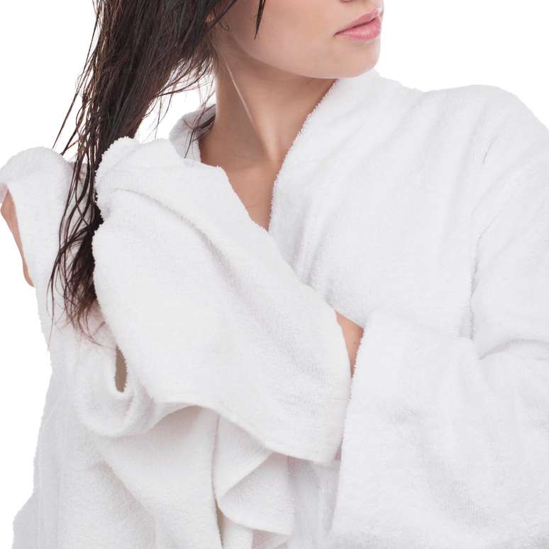 Dormir com o cabelo molhado não é o indicado, mas não precisa ser um problema na sua rotina 