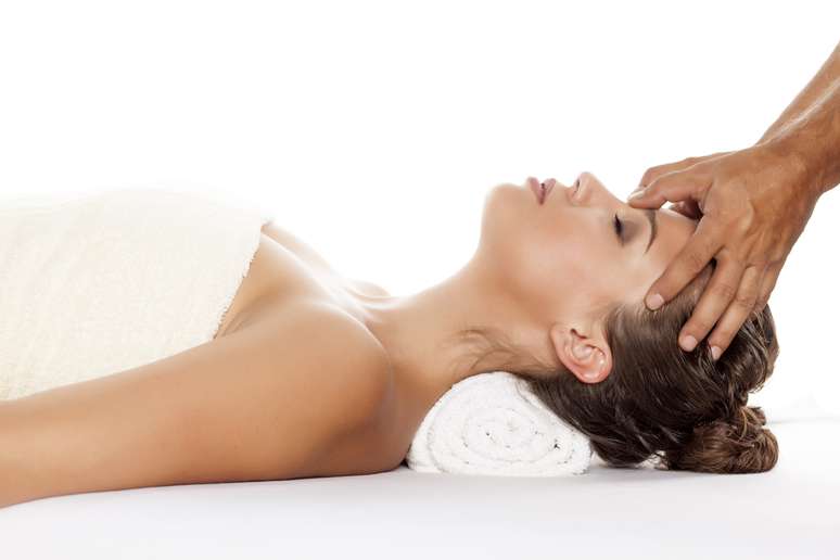 A massagem capilar é ótima para os cabelos, podendo ser feita em casa ou no salão 