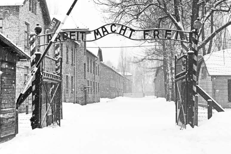 Imagem da fachada do campo de concentração Auschwitz II Birkenau,  localizado no oeste de Cracóvia, na Polônia, diz &#034;Sing Arbeit macht frei&#034; (O trabalho libera)