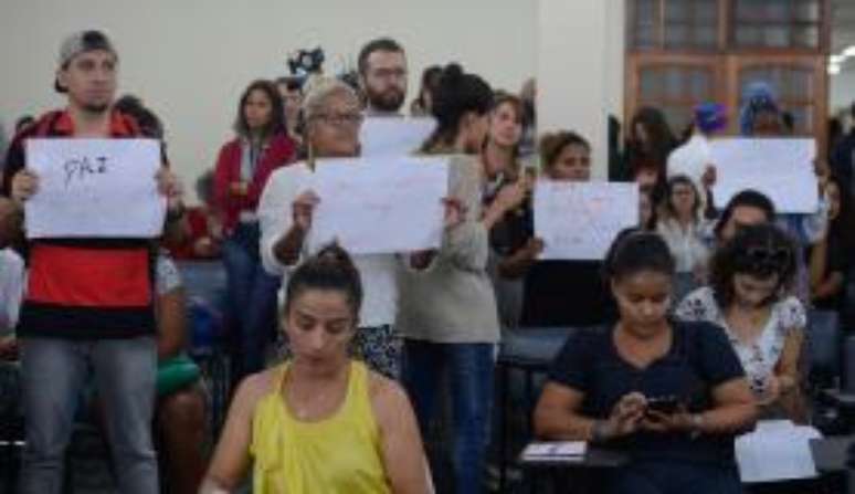 Moradores protestam durante audiência sobre ocupação de casas no Complexo do Alemão pela Polícia Militar 