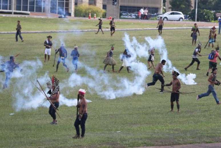 Índios protestam em frente ao Congresso Nacional 