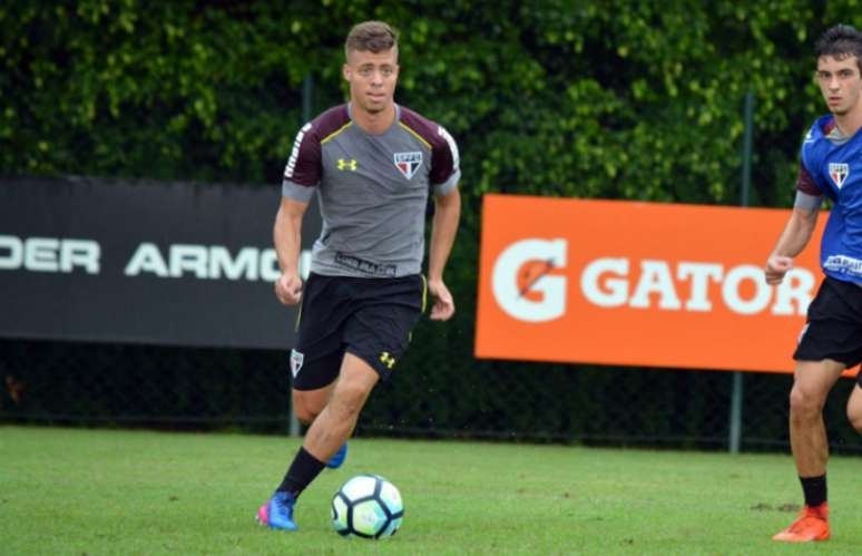 Lucas Fernandes treina com o elenco principal no CT da Barra Funda (Foto: Érico Leonan / saopaulofc.net)