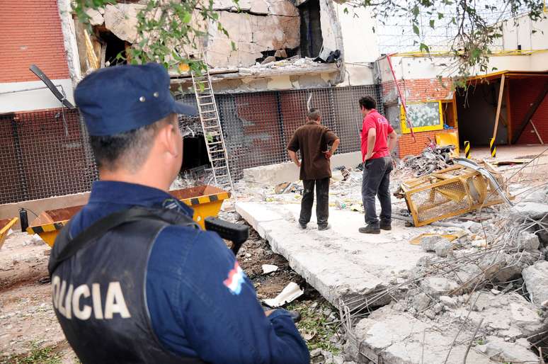 Imagem mostra destruição causada por bandidos que usaram explosivos em assalto a empresa de valores no Paraguai