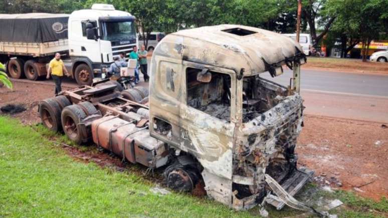 Caminhões e carros foram incendiados para impedir o acesso a determinadas ruas e dificultar a resposta imediata da polícia local 