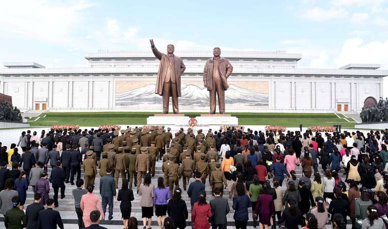 Norte-coreanos comemoram o 85º aniversário do exército de seu país