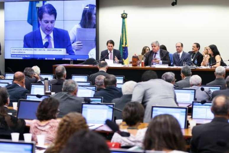 O deputado Arthur Maia durante a leitura do seu relatório na Comissão Especial que analisa a proposta de emenda à Constituição (PEC) da reforma da Previdência 