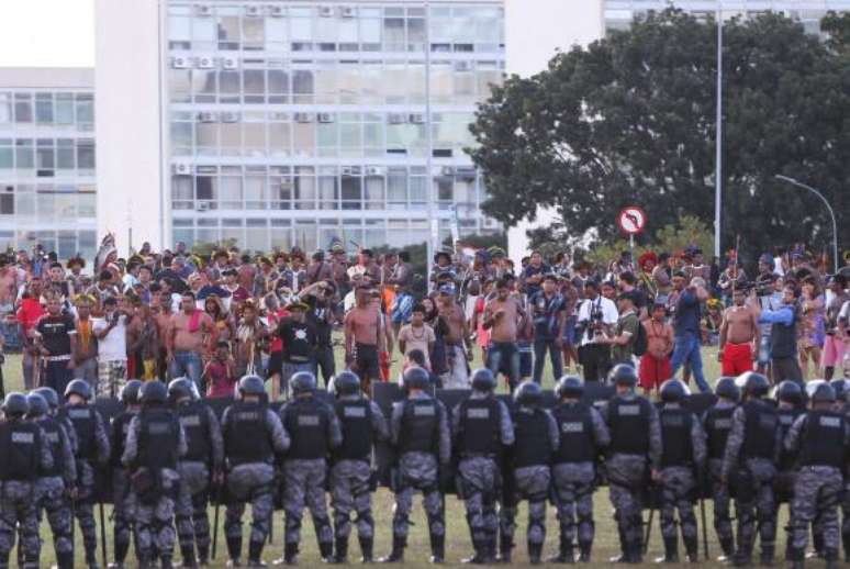 Índios fazem manifestação em frente ao Congresso Nacional 