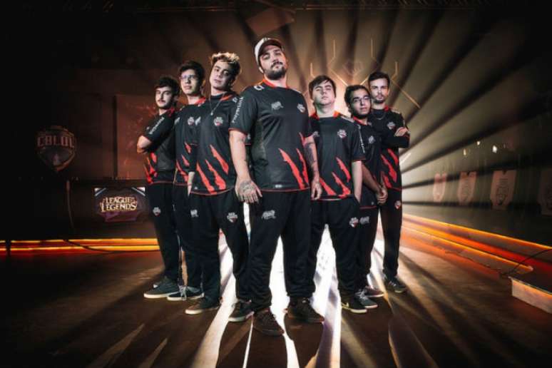 Equipe Red Canids, em foto divulgada recentemente (Foto: Bruno Alvares/Riot Games)