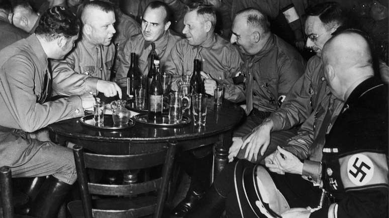 Hans Frank (terceiro, da esquerda para a direita) foi executado em 1946