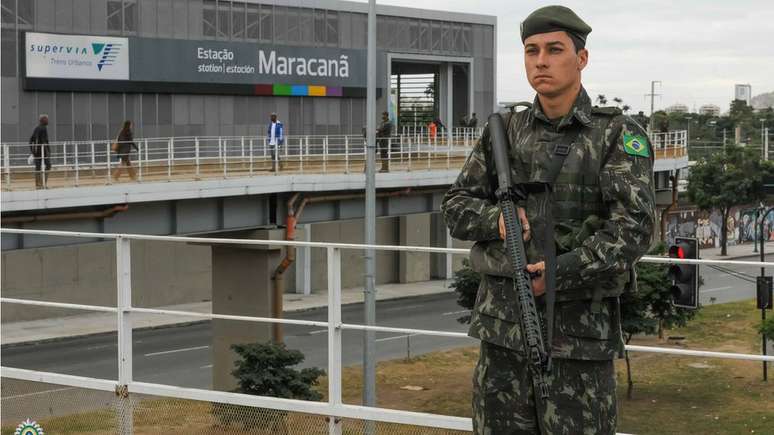 Soldado em patrulhamento durante Olimpíadas do Rio; país caiu da 12ª para a 13ª posição em gastos militares no mundo